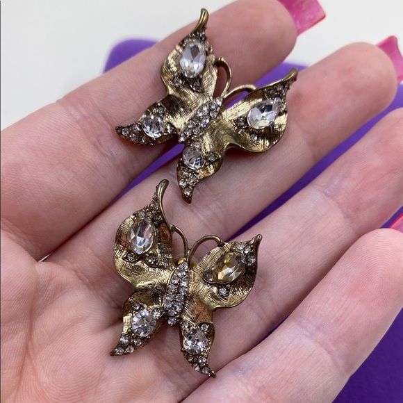 💛 Elegant Gold Tone Butterfly Earrings - Picture 4 of 6